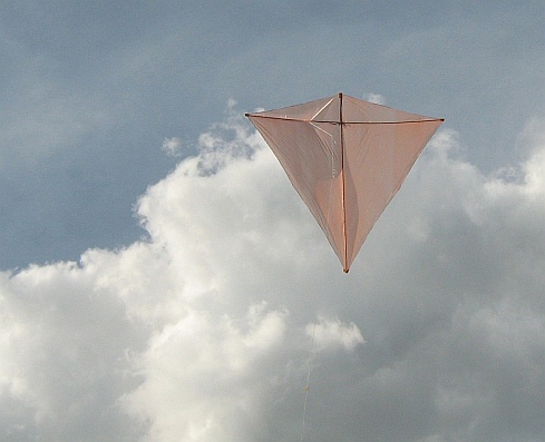 The Eddy-inspired Dowel Diamond kite in flight. The Eddy-inspired Dowel Diamond kite in flight.