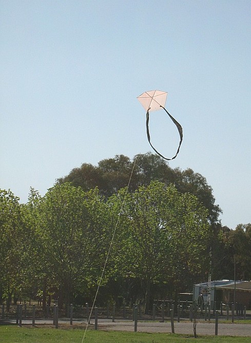 The MBK 1-Skewer Barn Door kite in flight. The MBK 1-Skewer Barn Door kite in flight.