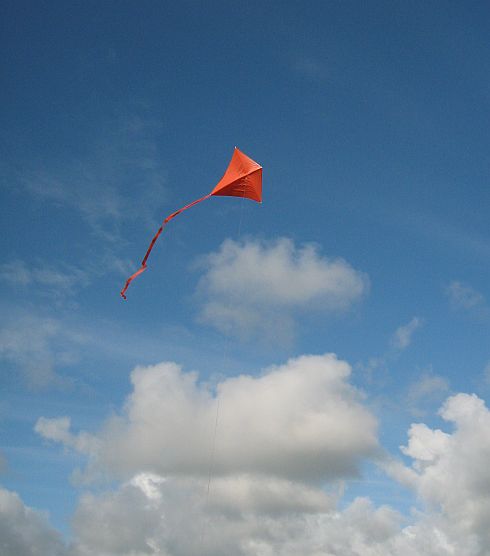 The Simple Diamond kite cavorts with the clouds...