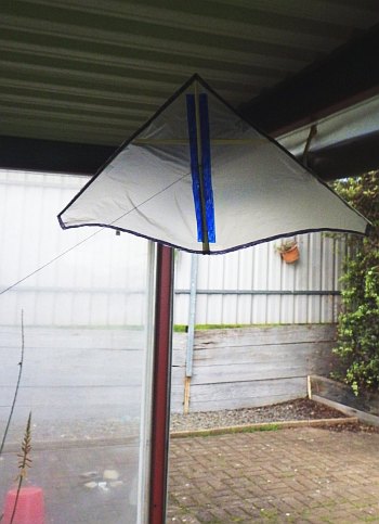 The MBK Indoor Delta kite in flight. Indoor kite posts - delta. MBK Indoor Delta.