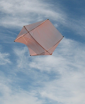 The upper loop of the kite bridle is clearly visible on this big Rokkaku.