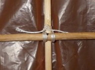 The Dowel Rokkaku - shoe-lace tie on vertical spar. The Dowel Rokkaku - shoe-lace tie on vertical spar.