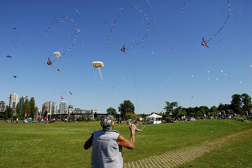 Ray Bethell in action with 3 large Delta stunt kites.